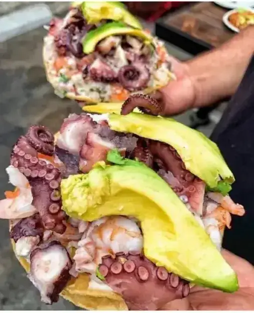 Tostadas de pulpo con aguacate