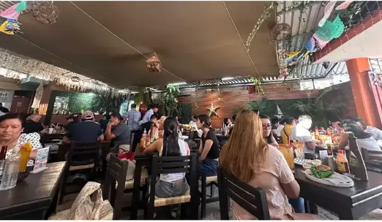 Ambiente real de Mariscos La Combi con comensales