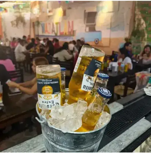 Cubeta con cervezas frías dentro del restaurante