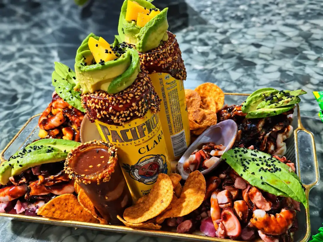Charola de mariscos con cerveza Pacífico